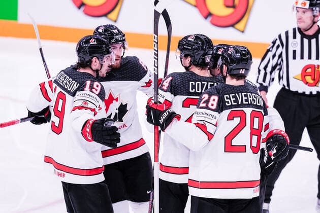 Eishockey, WM Finale, Finnland - Kanada TAMPERE, FINLAND - MAY 29: Dylan Cozens of Canada (M) celebrates his goal with Damon Severson of Canada (R) and Drake Batherson of Canada (L) during the 2022 IIHF Ice hockey, Eishockey World Championship, WM, Weltmeisterschaft match between Finland and Canada at Nokia Arena on May 29, 2022 in Tampere, Finland. Tampere Nokia Arena Finland Copyright: xJustPictures.ch JarixPestelaccix