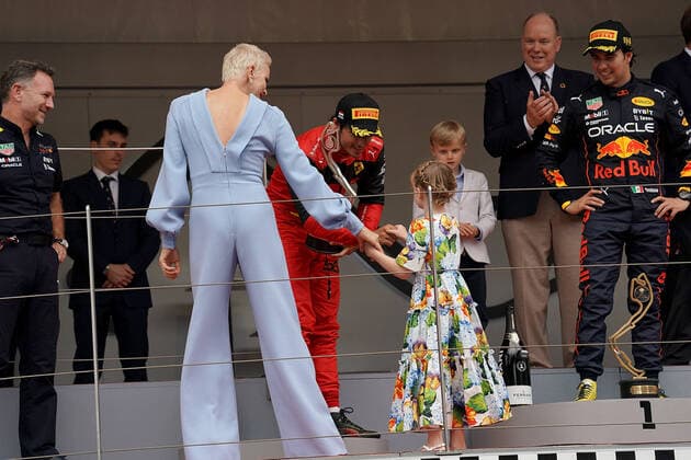 FORMULA 1 GRAND PRIX DE MONACO 2022 29.05.2022, Monaco Circuit, Monte Carlo, FORMULA 1 GRAND PRIX DE MONACO 2022 , im Bild Charlene Lynette Grimaldi, Fürstin von Monaco, Tochter Gabriella von Monaco, Carlos Sainz Jr. (ESP), Scuderia Ferrari