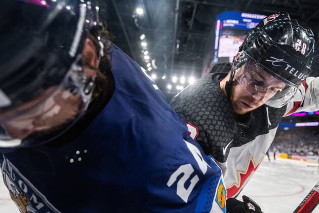 Eishockey, WM Finale, Finnland - Kanada 220529 Hannes Björninen of Finland and Damon Severson of Canada during the 2022 IIHF Ice hockey, Eishockey World Championship, WM, Weltmeisterschaft gold medal game between Finland and Canada on May 29, 2022 in Tampere. Photo: Maxim Thore BILDBYRAN kod MT MT0408 ishockey ice hockey ishockey-vm iihf ice hockey world championship finland kanada canada bbeng Copyright: MAXIMxTHORE BB220529MT106