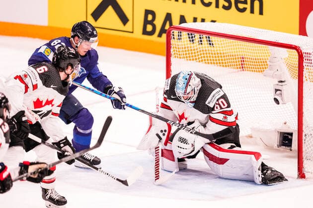 Eishockey, WM Finale, Finnland - Kanada TAMPERE, FINLAND - MAY 29: Harri Pesonen of Finland (L) against goalkeeper Chris Driedger of Canada (R) during the 2022 IIHF Ice hockey, Eishockey World Championship, WM, Weltmeisterschaft match between Finland and Canada at Nokia Arena on May 29, 2022 in Tampere, Finland. Tampere Nokia Arena Finland Copyright: xJustPictures.ch JarixPestelaccix