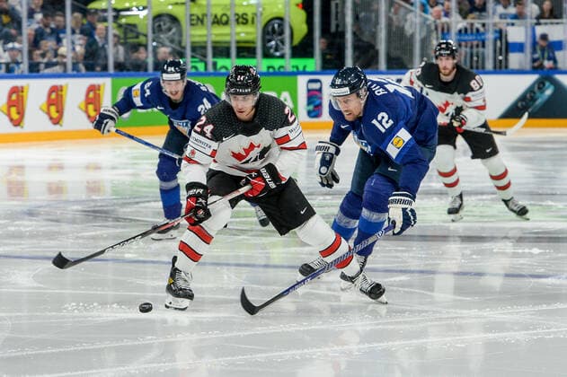 Eishockey, WM Finale, Finnland - Kanada 29.05.2022, Tampere, Nokia Arena, Finland v Canada - 2022 IIHF Ice hockey, Eishockey World Championship, WM, Weltmeisterschaft 24 Dylan Cozens (Canada) against 12 Marko Anttila (Finland) Tampere Nokia Arena Pirkanmaa Finland Copyright: xJustPictures.ch AndreaxBrancax