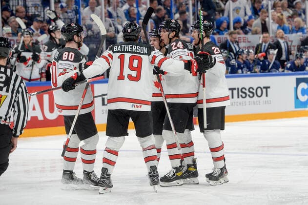 Eishockey, WM Finale, Finnland - Kanada 29.05.2022, Tampere, Nokia Arena, Finland v Canada - 2022 IIHF Ice hockey, Eishockey World Championship, WM, Weltmeisterschaft Canada celebrate the 0:1 goal Tampere Nokia Arena Pirkanmaa Finland Copyright: xJustPictures.ch AndreaxBrancax