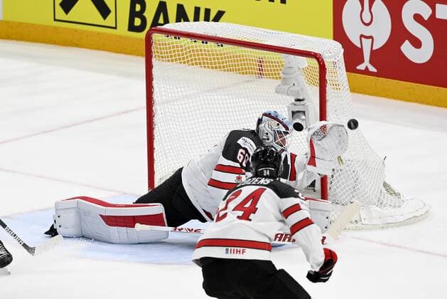 Eishockey, WM Finale, Finnland - Kanada Goalkeeper Chris Driedger of Canada defends against Jere Sallinen of Finland (not seen) during the 2022 IIHF Ice hockey, Eishockey World Championships final match between Finland and Canada in Tampere, on May 29th, 2022. Tampere Finland LKFTJK20220529214250RLEM  Copyright: xEmmixKorhonenx