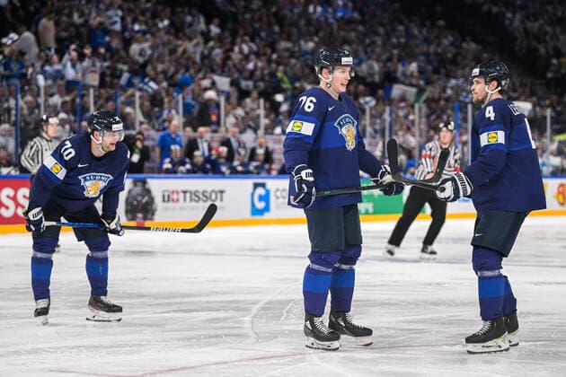 Eishockey, WM Finale, Finnland - Kanada 220529 Jere Sallinen och Mikko Lehtonen of Finland looks dejected during the 2022 IIHF Ice hockey, Eishockey World Championship, WM, Weltmeisterschaft gold medal game between Finland and Canada on May 29, 2022 in Tampere. Photo: Maxim Thore BILDBYRAN kod MT MT0408 ishockey ice hockey ishockey-vm iihf ice hockey world championship finland kanada canada bbeng dejection depp Copyright: MAXIMxTHORE BB220529MT116