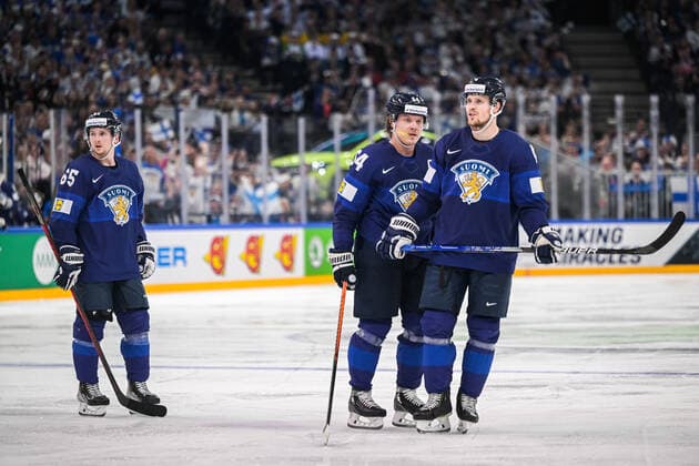 Eishockey, WM Finale, Finnland - Kanada 220529 Sakari Manninen, Mikael Granlund and Mikko Lehtonen of Finland looks dejected during the 2022 IIHF Ice hockey, Eishockey World Championship, WM, Weltmeisterschaft gold medal game between Finland and Canada on May 29, 2022 in Tampere. Photo: Maxim Thore BILDBYRAN kod MT MT0408 ishockey ice hockey ishockey-vm iihf ice hockey world championship finland kanada canada bbeng dejection depp Copyright: MAXIMxTHORE BB220529MT120