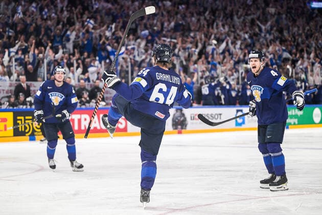 220529 Mikael Granlund of Finland celebrates after 1-1 during the 2022 IIHF Ice hockey, Eishockey World Championship, WM, Weltmeisterschaft gold medal game between Finland and Canada on May 29, 2022 in Tampere. Photo: Maxim Thore BILDBYRAN kod MT MT0408 ishockey ice hockey ishockey-vm iihf ice hockey world championship finland kanada canada bbeng celebration jubel Copyright: MAXIMxTHORE BB220529MT122