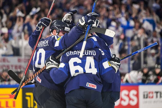 220529 Mikael Granlund of Finland celebrates with team mates after 1-1 during the 2022 IIHF Ice hockey, Eishockey World Championship, WM, Weltmeisterschaft gold medal game between Finland and Canada on May 29, 2022 in Tampere. Photo: Maxim Thore BILDBYRAN kod MT MT0408 ishockey ice hockey ishockey-vm iihf ice hockey world championship finland kanada canada bbeng celebration jubel Copyright: MAXIMxTHORE BB220529MT123