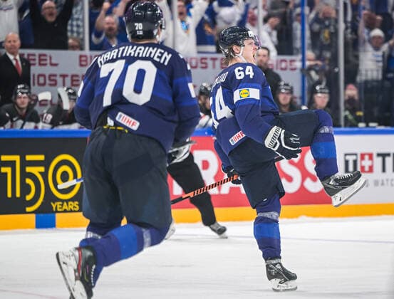220529 Mikael Granlund of Finland celebrates after 2-1 during the 2022 IIHF Ice hockey, Eishockey World Championship, WM, Weltmeisterschaft gold medal game between Finland and Canada on May 29, 2022 in Tampere. Photo: Maxim Thore BILDBYRAN kod MT MT0408 ishockey ice hockey ishockey-vm iihf ice hockey world championship finland kanada canada bbeng celebration jubel Copyright: MAXIMxTHORE BB220529MT127