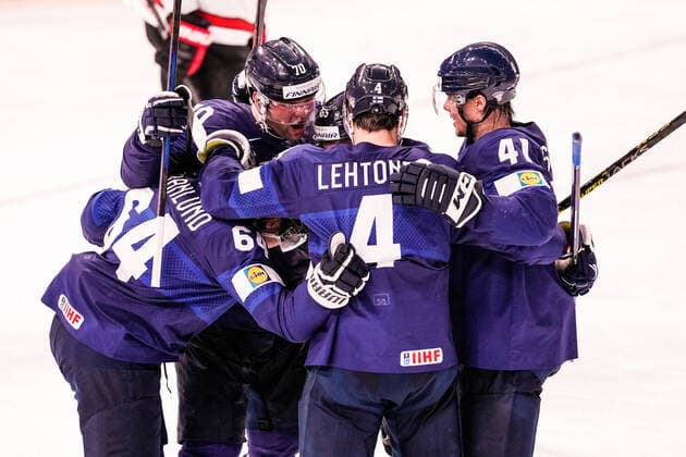 Eishockey, WM Finale, Finnland - Kanada TAMPERE, FINLAND - MAY 29: Mikael Granlund of Finland (L) celebrates his goal with teammates during the 2022 IIHF Ice hockey, Eishockey World Championship, WM, Weltmeisterschaft match between Finland and Canada at Nokia Arena on May 29, 2022 in Tampere, Finland. Tampere Nokia Arena Finland Copyright: xJustPictures.ch JarixPestelaccix