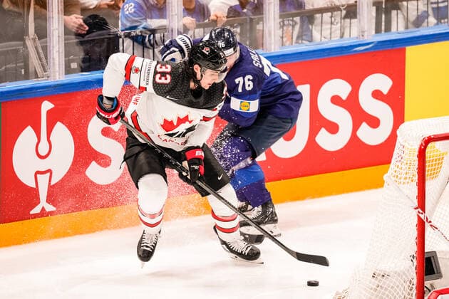 Eishockey, WM Finale, Finnland - Kanada TAMPERE, FINLAND - MAY 29: Ryan Graves of Canada (L) against Jere Sallinen of Finland (R) during the 2022 IIHF Ice hockey, Eishockey World Championship, WM, Weltmeisterschaft match between Finland and Canada at Nokia Arena on May 29, 2022 in Tampere, Finland. Tampere Nokia Arena Finland Copyright: xJustPictures.ch JarixPestelaccix