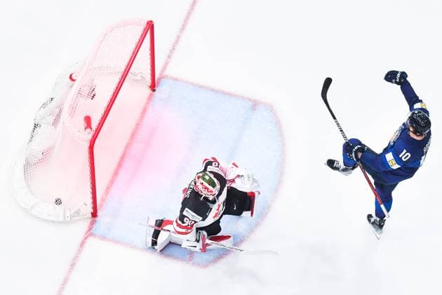 Eishockey, WM Finale, Finnland - Kanada 220529 Joel Armia of Finland celebrates and goaltender Matt Tomkins of Canada looks dejected after 3-1 of Armia during the 2022 IIHF Ice hockey, Eishockey World Championship, WM, Weltmeisterschaft gold medal game between Finland and Canada on May 29, 2022 in Tampere. Photo: Maxim Thore BILDBYRAN kod MT MT0408 ishockey ice hockey ishockey-vm iihf ice hockey world championship finland kanada canada bbeng celebration jubel depp dejection Copyright: MAXIMxTHORE BB220529MT128