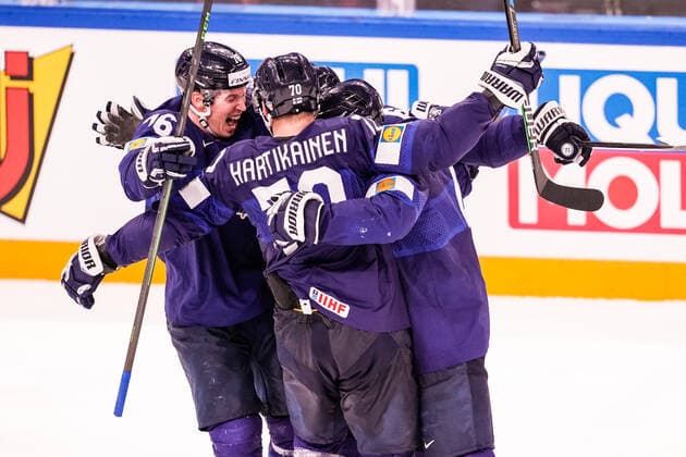 Eishockey, WM Finale, Finnland - Kanada TAMPERE, FINLAND - MAY 29: Mikael Granlund of Finland celebrates his goal with teammates during the 2022 IIHF Ice hockey, Eishockey World Championship, WM, Weltmeisterschaft match between Finland and Canada at Nokia Arena on May 29, 2022 in Tampere, Finland. Tampere Nokia Arena Finland Copyright: xJustPictures.ch JarixPestelaccix