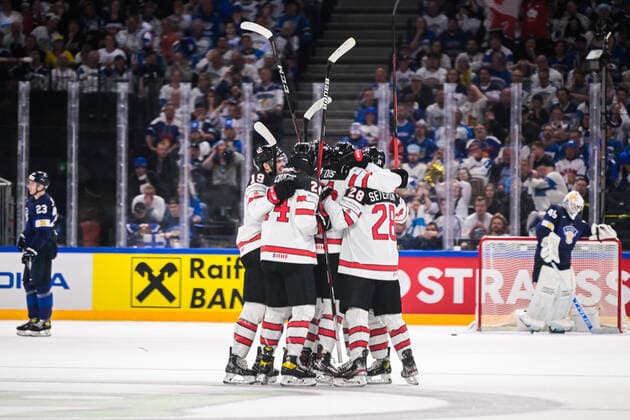 220529 Max Comtois of Canada celebrates with team mates after 3-3 during the 2022 IIHF Ice hockey, Eishockey World Championship, WM, Weltmeisterschaft gold medal game between Finland and Canada on May 29, 2022 in Tampere. Photo: Maxim Thore BILDBYRAN kod MT MT0408 ishockey ice hockey ishockey-vm iihf ice hockey world championship finland kanada canada bbeng celebration jubel Copyright: MAXIMxTHORE BB220529MT137