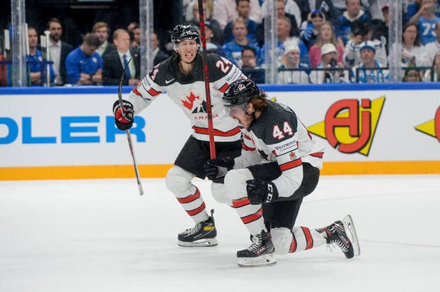 29.05.2022, Tampere, Nokia Arena, Finland v Canada - 2022 IIHF Ice hockey, Eishockey World Championship, WM, Weltmeisterschaft 44 Max Comtois (Canada) celebrate his 3:3 goal with 24 Dylan Cozens (Canada) Tampere Nokia Arena Pirkanmaa Finland Copyright: xJustPictures.ch AndreaxBrancax