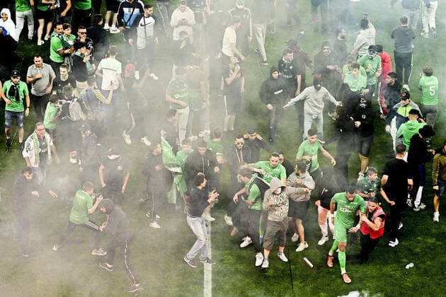 Bilder des Jahres 2022, Sport 05 Mai Sport Themen der Woche KW21 Sport Bilder des Tages Fußball, Relegation FRA, AS St. Etienne, Platzsturm von Fans nach Abstieg Supporters de St Etienne envahissent le terrain apres la seance de tir aux buts - St Etienne est relegue en Ligue2 Harold Moukoudi (Asse) Enzo Crivelli (Asse) FOOTBALL : St Etienne vs AJ Auxerre - Match de barrage retour - 29 05 2022 JBAutissier Panoramic 