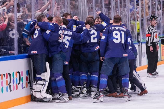 Eishockey, WM Finale, Finnland - Kanada TAMPERE, FINLAND - MAY 29: Finland squad ist word champion 2022 during the 2022 IIHF Ice hockey, Eishockey World Championship, WM, Weltmeisterschaft match between Finland and Canada at Nokia Arena on May 29, 2022 in Tampere, Finland. Tampere Nokia Arena Finland Copyright: xJustPictures.ch JarixPestelaccix