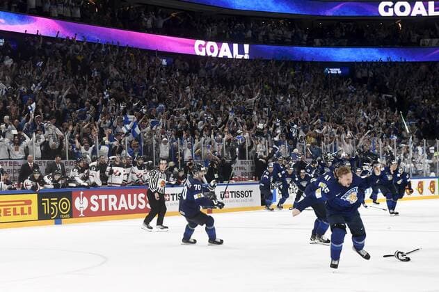 Eishockey, WM Finale, Finnland - Kanada Players of Finland celebrate winning the 2022 IIHF Ice hockey, Eishockey World Championships final match between Finland and Canada in Tampere, on May 29th, 2022. Winning 4-3 goal was made in overtime by Sakari Manninen (65). Tampere Finland LKFTJ20220529232135GPHW  Copyright: xEmmixKorhonenx
