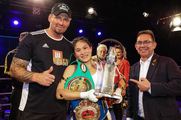 Bilder des Jahres 2022, Sport 05 Mai Sport Themen der Woche KW22 Sport Bilder des Tages Boxen: Boxen im Norden, Hamburg, 29.05.2022 WBC-Junioren WM, WBF- und WIBF-Weltmeisterschaft: Crystal Garcia Nova (DOM, l.) - Fai Phannarai (GER) Hamburg Germany *** Boxing Boxing in the North, Hamburg, 29 05 2022 WBC Junior World Championship, WBF and WIBF World Championship Crystal Garcia Nova DOM, l Fai Phannarai GER Hamburg Germany