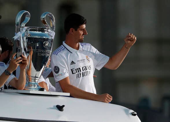 Sport Themen der Woche KW22 Sport Bilder des Tages El Real Madrid celebra la decimocuarta Liga de Campeones en la Cibeles. En la imagen, Courtois. Real Madrid celebrates 14th Champions League title at la Cibeles. In this picture, Courtois. FOTOxCHEMAxREY 