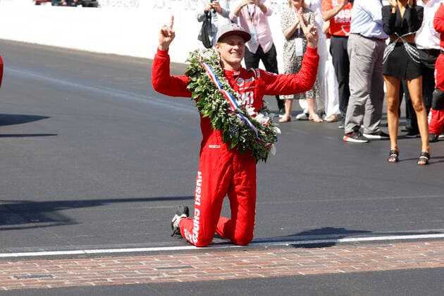 Sport Themen der Woche KW21 Sport Bilder des Tages INDIANAPOLIS, IN - MAY 29: Marcus Ericsson celebrates at the yard of bricks after winning the106th running of the Indianapolis 500 at the Indianapolis Motor Speedway in Indianapolis, IN. (Photo by Brian Spurlock Icon Sportswire) AUTO: MAY 29 IndyCar, Indy Car, IRL, USA - The 106th Indianapolis 500 Icon220529500028