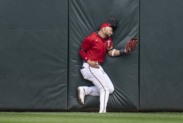 Sport Themen der Woche KW22 Sport Bilder des Tages May 29, 2022, Minneapolis, MN, United States: Minnesota Twins centerfielder Royce Lewis snags a fly ball hit by Kansas City Royals third baseman Emmanuel Rivera (26) in the sixth inning on Sunday, May 29, 2022, at Target Field in Minneapolis. Lewis was injured on the play after he collided with the wall. Minneapolis United States - ZUMAm67_ 0160226548st Copyright: xJerryxHoltx