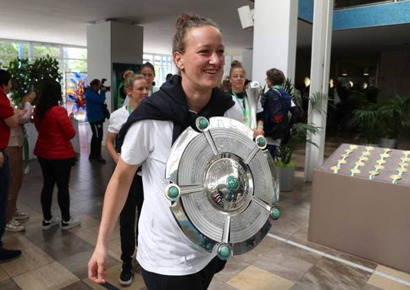 VfL Wolfsburg Frauen, Rathausempfang Wolfsburg, Der deutsche Frauenfußballmeister VfL Wolfsburg und DFB-Pokalsieger 2022 ist auf einer Bühne vor dem Rathaus in Wolfsburg am 29.05.20022 empfangen worden. Torfrau Almuth Schult (VfL Wolfsburg) Wolfsburg