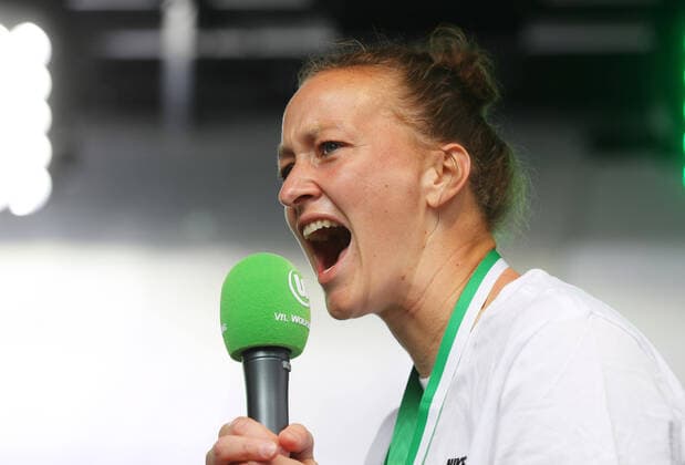 Bilder des Jahres 2022, Sport 05 Mai Sport Themen der Woche KW21 Sport Bilder des Tages VfL Wolfsburg Frauen, Rathausempfang Wolfsburg, Der deutsche Frauenfußballmeister VfL Wolfsburg und DFB-Pokalsieger 2022 ist auf einer Bühne vor dem Rathaus in Wolfsburg am 29.05.20022 empfangen worden. Torfrau Almuth Schult (VfL Wolfsburg) Wolfsburg *** VfL Wolfsburg women, town hall reception Wolfsburg, The German womens soccer champion VfL Wolfsburg and DFB Cup winner 2022 has been received on a stage in front of the town hall in Wolfsburg on 29 05 20022 Goalkeeper Almuth Schult VfL Wolfsburg Wolfsburg