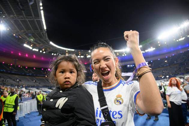 Jubel Shalimar HEPPNER (Ehefrau von David ALABA (Real nicht im Bild) und Tochter, Fussball Champions League Finale 2022, Liverpool FC (LFC) - Real Madrid (Real) 0:1, am 28.05.2022 in Paris Frankreich. Â