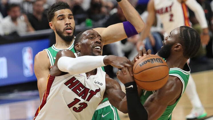 Sport Themen der Woche KW21 Sport Bilder des Tages May 29, 2022, Miami, Florida: Miami Heat center Bam Adebayo fights for possession of the ball against Boston Celtics forward Jaylen Brown during the first half of Game Seven of the Eastern Conference Finals playoff game at FTX Arena on Sunday, May 29, 2022, in Miami. Miami - ZUMAm67_ 0160229156st Copyright: xJohnxMccallx