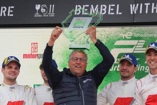 Bilder des Jahres 2022, Sport 05 Mai Sport Themen der Woche KW22 Sport Bilder des Tages Teamchef Ernst Moser von Phoenix-Racing erhält und präsentiert dem Gesamtsieger-Teampokal, 50. ADAC 24H Nuerburgring - 50. ADAC 24H Nuerburgring, Rennen, Sonntag,29.05.2022 Nürburg *** Team principal Ernst Moser of Phoenix Racing receives and presents the overall winner team trophy, 50 ADAC 24H Nuerburgring 50 ADAC 24H Nuerburgring, race, Sunday,29 05 2022 Nürburg Copyright: xAugstx xEibner-Pressefotox EP_jat