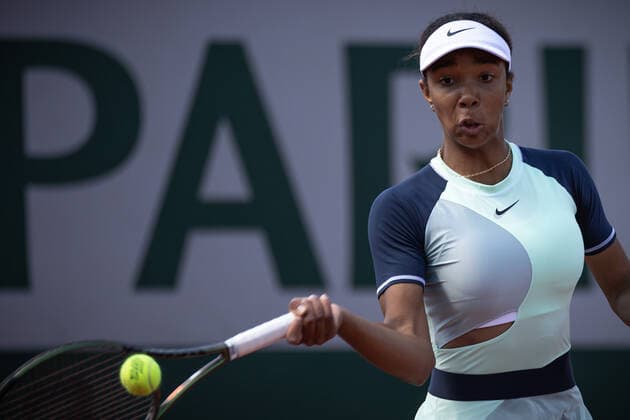 Mathilde NGIJOL CARRE (FRA) contre Olivia CARNEIRO (BRA) TENNIS : Roland Garros Junior 2022 - 30 05 2022 AurelienMorissard Panoramic 