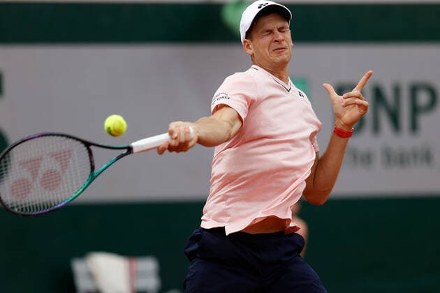 30.05.2022, Tennis, French Open 2022 Roland-Garros, FRA, Paris, Roland Garros Bild: v. li.Hubert Hurkacz (POL) kämpft Copyright: HMBxMedia AntonioxBorga