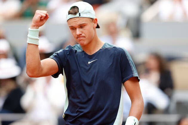 30.05.2022, Tennis, French Open 2022 Roland-Garros, FRA, Paris, Roland Garros Bild: v. li. Holger Rune (DK) jubelt Copyright: HMBxMedia AntonioxBorga