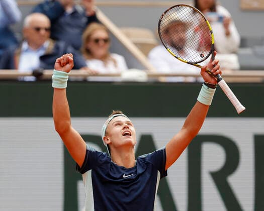 French Open 2022, Holger Rune streckt die Arme hoch und jubelt nach dem Sieg, Jubel, Freude, Emotion Tennis - French Open 2022 - Grand Slam ATP, Tennis Herren WTA, Tennis Damen ITF - Roland Garros - Paris - - France - 30 May 2022. Copyright: xJuergenxHasenkopfx