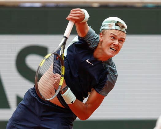 French Open 2022, Holger Rune verrutscht die Kappe beim Aufschlag, Copyright: xJuergenxHasenkopfx