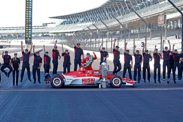Bilder des Jahres 2022, Sport 05 Mai Sport Themen der Woche KW22 Sport Bilder des Tages INDIANAPOLIS, IN - MAY 30: Honda Engineers celebrate with Marcus Ericsson during a photo shoot at the yard of bricks on May 30, 2022, after Ericsson won the106th running of the Indianapolis 500 at the Indianapolis Motor Speedway. (Photo by Brian Spurlock Icon Sportswire) AUTO: MAY 30 IndyCar, Indy Car, IRL, USA - The 106th Indianapolis 500 Marcus Ericsson Icon220530500048