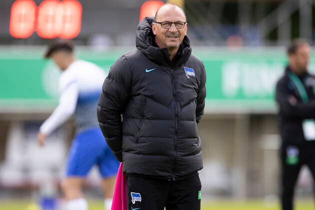 Fußball: Endspiel um die Deutsche A-Junioren-Meisterschaft, Saison 2021 2022, Hertha BSC Berlin - Borussia Dortmund am 29.05.2022 in Berlin (Berlin). Berlins Co-Trainer Andreas Thom beobachtet das Aufwärmen WICHTIGER HINWEIS: Gemäß den Vorgaben der DFL Deutsche Fußball Liga bzw. des DFB Deutscher Fußball-Bund ist es untersagt, in dem Stadion und oder vom Spiel angefertigte Fotoaufnahmen in Form von Sequenzbildern und oder videoähnlichen Fotostrecken zu verwerten bzw. verwerten zu lassen. Copyright: xKirchner MarcoxSteinbrennerx