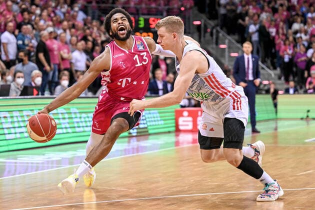 Sport Themen der Woche KW22 Sport Bilder des Tages easyCredit BBL, Telekom Baskets Bonn vs. Bayern Muenchen Basketball, 30.05.2022 Javontae Hawkins (Telekom Baskets Bonn, 13), Ognjen Jaramaz (FC Bayern München, 10), easyCredit BBL, Telekom Baskets Bonn vs. Bayern Muenchen Basketball am 30.05.2022 im Telekom Dome Bonn, Bonn (Nordrhein-Westfalen) *** easyCredit BBL, Telekom Baskets Bonn vs Bayern Muenchen Basketball, 30 05 2022 Javontae Hawkins Telekom Baskets Bonn, 13 , Ognjen Jaramaz FC Bayern Munich, 10 , easyCredit BBL, Telekom Baskets Bonn vs Bayern Muenchen Basketball on 30 05 2022 at Telekom Dome Bonn, Bonn Nordrhein Westfalen Copyright: xBEAUTIFULxSPORTS Mueller-Laschetx