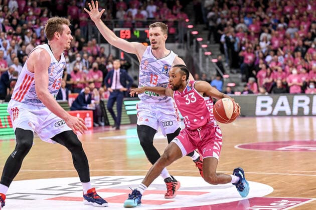 easyCredit BBL, Telekom Baskets Bonn vs. Bayern Muenchen Basketball, 30.05.2022 Andreas Obst (FC Bayern München, 13), Parker Jackson-Cartwright (Telekom Baskets Bonn, 33), easyCredit BBL, Telekom Baskets Bonn vs. Bayern Muenchen Basketball am 30.05.2022 im Telekom Dome Bonn, Bonn (Nordrhein-Westfalen) Copyright: xBEAUTIFULxSPORTS Mueller-Laschetx