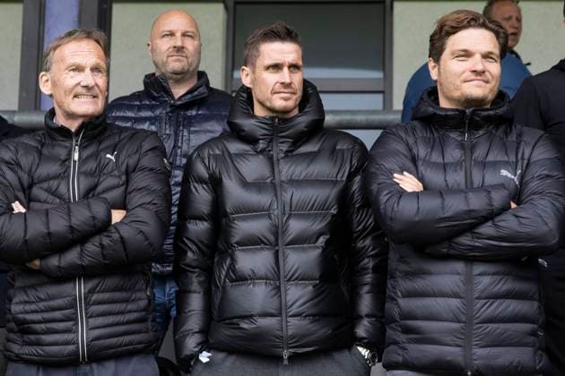 Fußball: Endspiel um die Deutsche A-Junioren-Meisterschaft, Saison 2021 2022, Hertha BSC Berlin - Borussia Dortmund am 29.05.2022 in Berlin (Berlin). Dortmunds Geschäftsführer Hans-Joachim Watzke, Sportdirektor Sebastian Kehl und der neue Trainer Edin Terzic (von links) stehen auf der Tribüne WICHTIGER HINWEIS: Gemäß den Vorgaben der DFL Deutsche Fußball Liga bzw. des DFB Deutscher Fußball-Bund ist es untersagt, in dem Stadion und oder vom Spiel angefertigte Fotoaufnahmen in Form von Sequenzbildern und oder videoähnlichen Fotostrecken zu verwerten bzw. verwerten zu lassen. *** Soccer Final for the German A Junior Championship, season 2021 2022, Hertha BSC Berlin Borussia Dortmund on 29 05 2022 in Berlin Berlin Dortmunds CEO Hans Joachim Watzke, Sports Director Sebastian Kehl and the new coach Edin Terzic from left standing in the stands IMPORTANT NOTE According to the requirements of the DFL German Football League and the DFB German Football Association is prohibited in the stadium and or from the game made photographs in the form of sequence pictures and or video-like photo series to exploit or to let exploited Copyright: xKirchner MarcoxSteinbrennerx