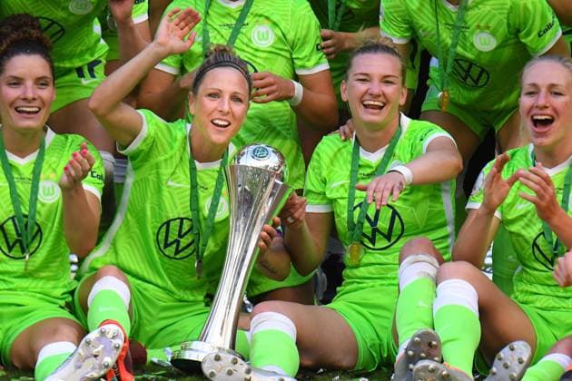 Fußball I Frauen I DFB-Pokal I Finale I VfL Wolfsburg - 1. FFC Turbine Potsdam I 28.05.2022 Fußball I Frauen I Saison 2021-2022 I DFB-Pokal I Finale I VfL Wolfsburg - 1. FFC Turbine Potsdam I 28.05.2022 I Gewinner des DFB Pokals, die Frauen des VfL Wolfsburg holen zum 9. Mal den Pokal v.l.n.r. Dominique Janssen, Spielführerin Svenja Huth, Alexandra Popp, Pauline Bremer I RheinEnergieStadion I Köln Nordrhein-Westfalen