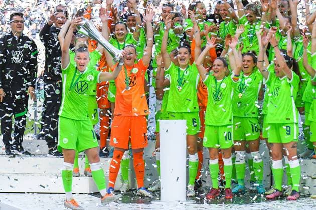 Fußball I Frauen I DFB-Pokal I Finale I VfL Wolfsburg - 1. FFC Turbine Potsdam I 28.05.2022 Fußball I Frauen I Saison 2021-2022 I DFB-Pokal I Finale I VfL Wolfsburg - 1. FFC Turbine Potsdam I 28.05.2022 I Gewinner des DFB Pokals, die Frauen des VfL Wolfsburg holen zum 9. Mal den Pokal, Alexandra Popp mit dem Pokal in den Händen I RheinEnergieStadion I Köln Nordrhein-Westfalen
