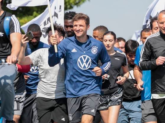 Bilder des Jahres 2022, Sport 05 Mai Sport Themen der Woche KW22 Sport Bilder des Tages 31.05.2022 - Fussball - DFB - Nationalmannschaft Deutschland - Training in Herzogenaurach - HMB JuBe - Thomas Mueller, Trainingslauf, run of the ocean *** 31 05 2022 Football DFB National Team Germany Training in Herzogenaurach HMB JuBe Thomas Mueller, training run, run of the ocean