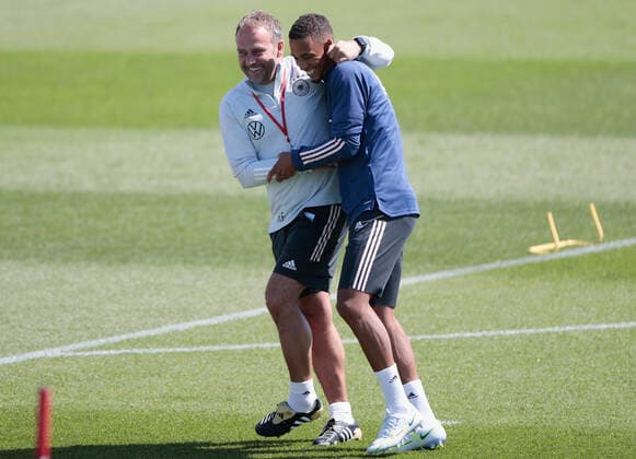 Sport Bilder des Tages 31.05.2022 - Fussball - DFB - Nationalmannschaft Deutschland - Training in Herzogenaurach - HMB JuBe - Bundestrainer Trainer Hans Dieter Hansi Flick und Thilo Kehrer haben Spass beim Training *** 31 05 2022 football DFB national team Germany training in Herzogenaurach HMB JuBe national coach Hans Dieter Hansi Flick and Thilo Kehrer have fun training
