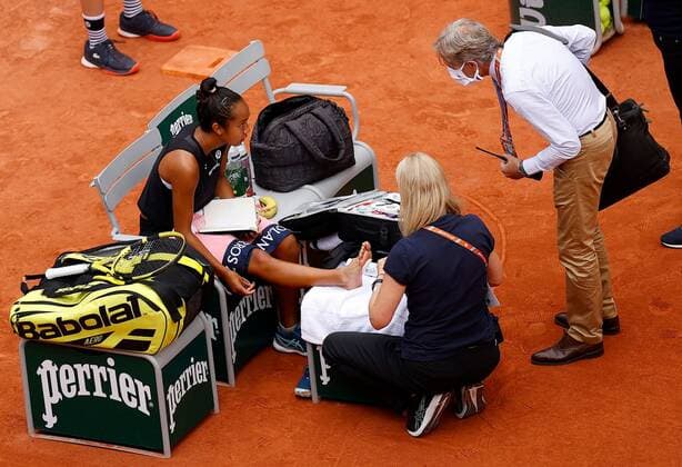Mandatory Credit: Photo by Ella Ling Shutterstock (12959947ah) Leyla Fernandez of Canada reads a book whilst receiving a medical time out on her right foot French Open Tennis, Day 10, Roland Garros, Paris, France - 31 May 2022 French Open Tennis, Day 10, Roland Garros, Paris, France - 31 May 2022  Copyright: xEllaxLing Shutterstockx 12959947ah