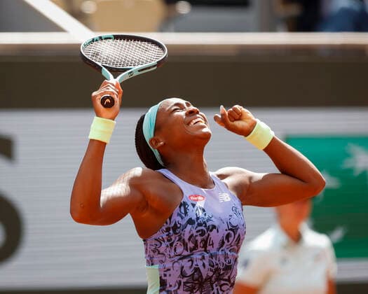 French Open 2022, Cori (Coco) Gauff streckt die Arme hoch und jubelt nach dem Sieg, Jubel, Freude, Emotion Tennis - French Open 2022 - Grand Slam ATP, Tennis Herren WTA, Tennis Damen ITF - Roland Garros - Paris - - France - 31 May 2022. Copyright: xJuergenxHasenkopfx