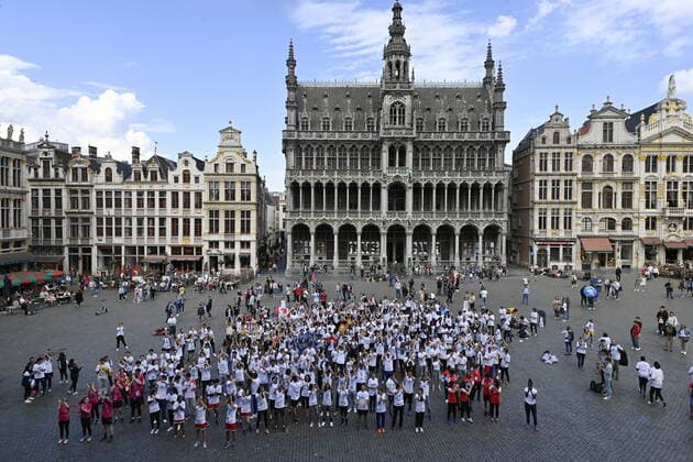 Sport Themen der Woche KW22 Sport Bilder des Tages Illustration picture shows a flashmob during the first stage of the international flag tour with the Olympic and Paralympic flag for the 2024 Games in Paris, Tuesday 31 May 2022, at the Brussels Grand Place Grote Markt. ERICxLALMAND  x35655820x