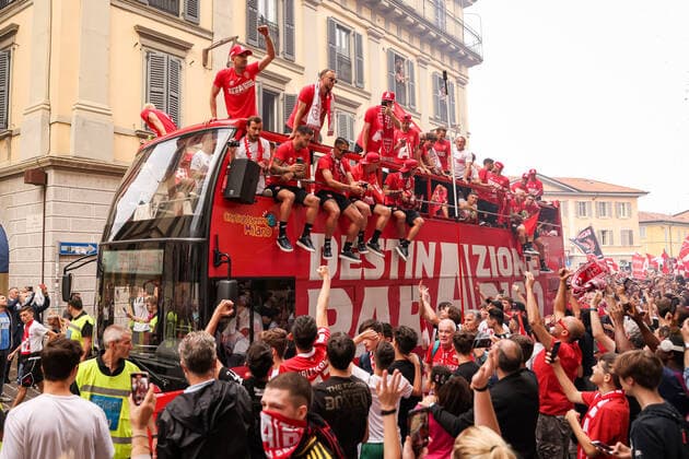 Photo Alessandro Bremec LaPresse May 31, 2022 Monza, Italy Soccer Berlusconi s Monza promoted to Serie A for first time in club history.In the pic: The AC Monza squad during the open top bus parade through the city Foto Alessandro Bremec LaPresse 31 Maggio, 2022 Monza, Italia Sport Calcio Monza in Serie A, la festa in citt& xe0; con il passaggio del pullman scoperto Nella foto: Il pullman scoperto per le vie della citt& xe0; fino a raggiungere lo stadio per la premiazione Photo Alessandro Bremec LaPresse May 31, 2022 Monza, Italy Sport Soccer Berlusconi s Monza promoted to Serie A for first time in club history. In the pic: The AC Monza squad during the open top bus parade through the city Foto Alessandro Bremec LaPresse 31 Maggio, 2022 Monza, Italia News Il pullman del Monza per le vie del centro dopo la promozione in Serie A. Nella foto: Il pullman per la FestA Promozione del Monza Photo Alessandro Bremec LaPresse May 31, 2022 Monza, Italy News The Monza bus through the streets of the center after the promotion to Serie A. In the photo: The bus for the Monza Promotion Fest Copyright: xAlessandroxBremec LaPressex