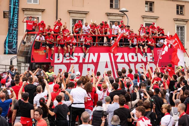 Bilder des Jahres 2022, Sport 05 Mai Sport Themen der Woche KW22 Sport Bilder des Tages Photo Alessandro Bremec LaPresse May 31, 2022 Monza, Italy Soccer Berlusconi s Monza promoted to Serie A for first time in club history.In the pic: The AC Monza squad during the open top bus parade through the city Foto Alessandro Bremec LaPresse 31 Maggio, 2022 Monza, Italia Sport Calcio Monza in Serie A, la festa in citt& xe0; con il passaggio del pullman scoperto Nella foto: Il pullman scoperto per le vie della citt& xe0; fino a raggiungere lo stadio per la premiazione Photo Alessandro Bremec LaPresse May 31, 2022 Monza, Italy Sport Soccer Berlusconi s Monza promoted to Serie A for first time in club history. In the pic: The AC Monza squad during the open top bus parade through the city Foto Alessandro Bremec LaPresse 31 Maggio, 2022 Monza, Italia News Il pullman del Monza per le vie del centro dopo la promozione in Serie A. Nella foto: Il pullman per la FestA Promozione del Monza Photo Alessandro Bremec LaPresse May 31, 2022 Monza, Italy News The Monza bus through the streets of the center after the promotion to Serie A. In the photo: The bus for the Monza Promotion Fest  Copyright: xAlessandroxBremec LaPressex