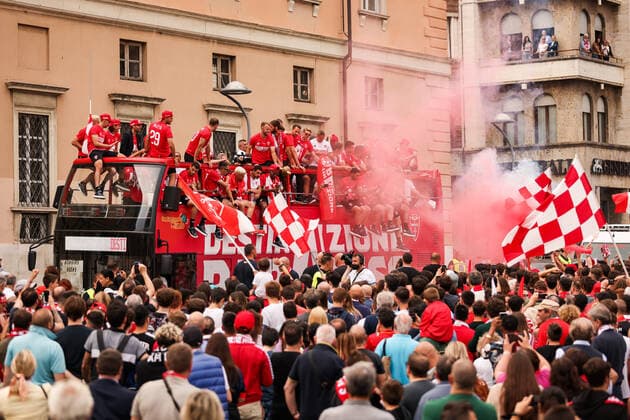 Photo Alessandro Bremec LaPresse May 31, 2022 Monza, Italy Soccer Berlusconi s Monza promoted to Serie A for first time in club history.In the pic: The AC Monza squad during the open top bus parade through the city Foto Alessandro Bremec LaPresse 31 Maggio, 2022 Monza, Italia Sport Calcio Monza in Serie A, la festa in citt& xe0; con il passaggio del pullman scoperto Nella foto: Il pullman scoperto per le vie della citt& xe0; fino a raggiungere lo stadio per la premiazione Photo Alessandro Bremec LaPresse May 31, 2022 Monza, Italy Sport Soccer Berlusconi s Monza promoted to Serie A for first time in club history. In the pic: The AC Monza squad during the open top bus parade through the city Foto Alessandro Bremec LaPresse 31 Maggio, 2022 Monza, Italia News Il pullman del Monza per le vie del centro dopo la promozione in Serie A. Nella foto: Il pullman per la FestA Promozione del Monza Photo Alessandro Bremec LaPresse May 31, 2022 Monza, Italy News The Monza bus through the streets of the center after the promotion to Serie A. In the photo: The bus for the Monza Promotion Fest Copyright: xAlessandroxBremec LaPressex
